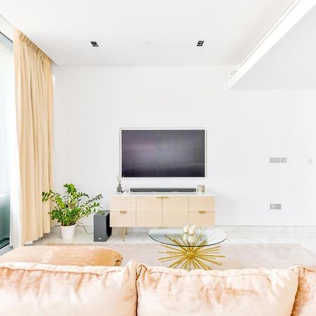 Luxury 2 Bedroom Beachfront Apt W Stunning Sea View Dubai Esterno foto